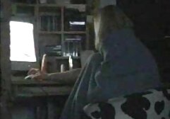 Una donna casual dai video pprno mature capelli blu rotola e si siede sul viso del suo amante.