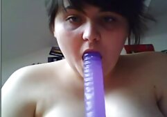 Kinky Christie, in abiti blu, soffre video porno di sessantenni di cancro e mostra la vagina rosa.