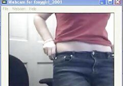 Un uomo video italiani donne mature grasso davanti alla telecamera che spinge una donna con un capezzolo incollato agli arti