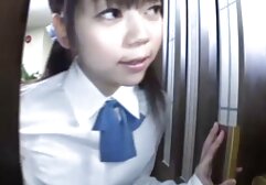 Una donna in una video porno di mature veste rosa rasata la figa in bagno
