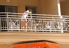 Casalinghe in pantaloncini video donne mature sex bianchi a tentoni, in piedi sul pavimento
