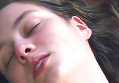 Magro bruna con magnifiche video lesbo donne mature Tette nuotato nudo in piscina